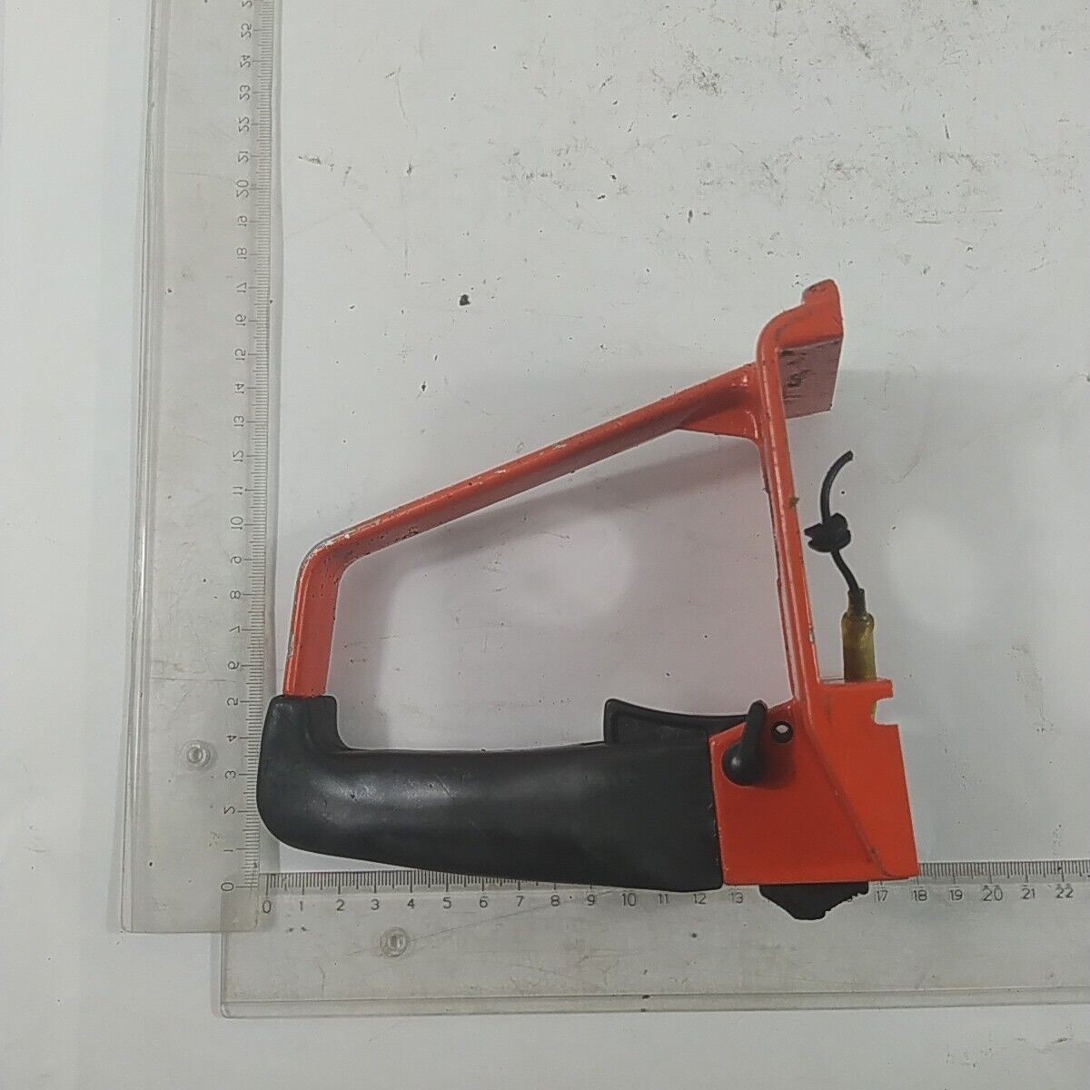 Ricambio IMPUGNATURA MANIGLIA comandi inferiore per motosega ECHO CS-302 usato
