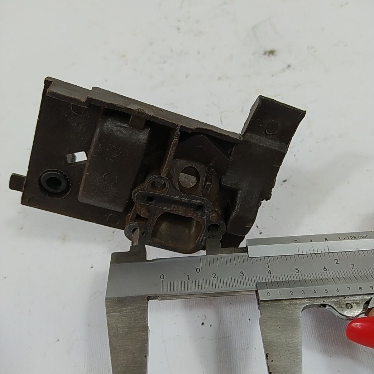 FLANGIA COLLETTORE CARBURATORE per motosega OLEOMAC 240 ricambi usati