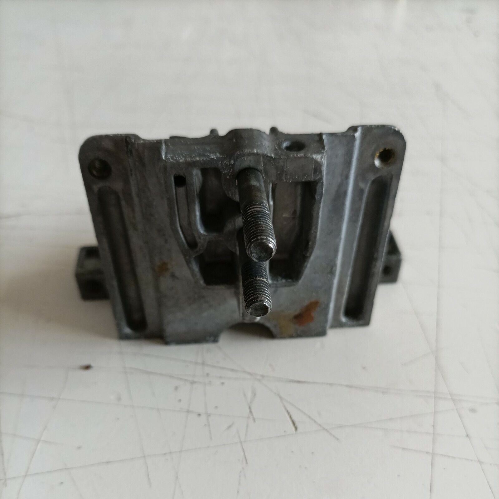 basamento CILINDRO CON PRIGIONIERI PER MOTOSEGA MCCULLOCH MACCAT 839 usato