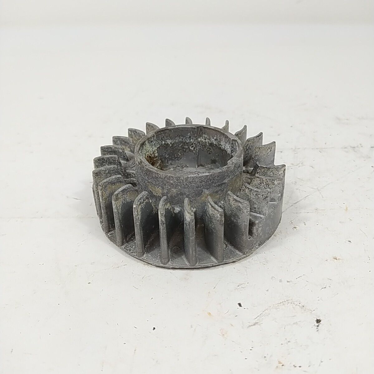 Ricambio VOLANO MAGNETICO DI AVVIAMENTO PER MOTOSEGA ALPINA CASTOR CP 510 usato