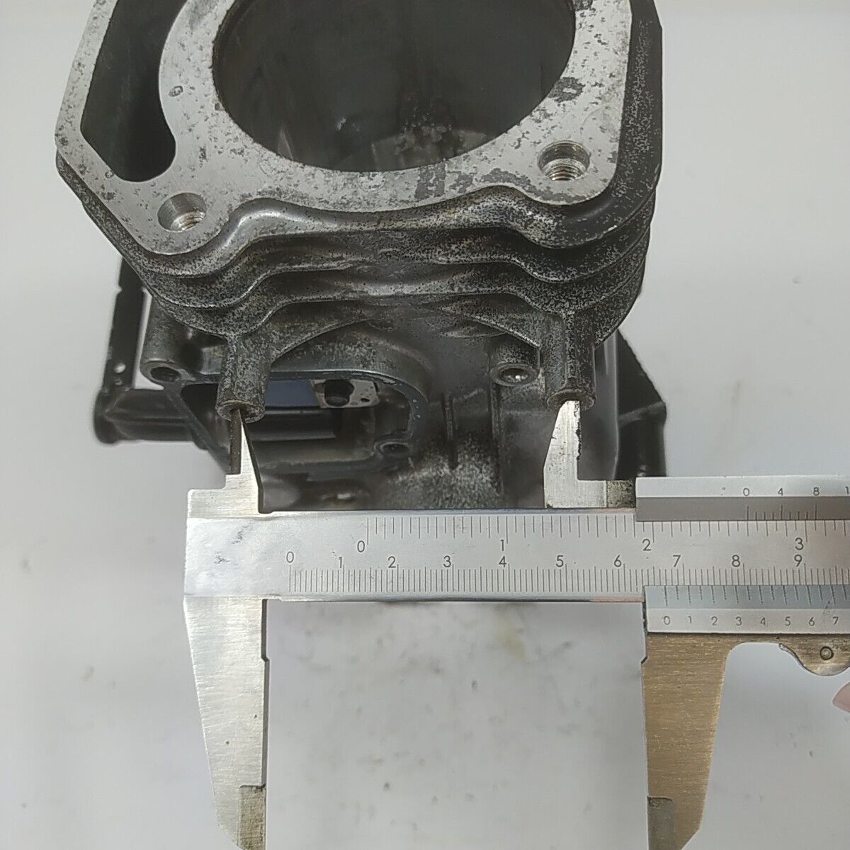 Ricambio CILINDRO CARTER MOTORE per tosaerba Briggs & Stratton 675 EXi usato