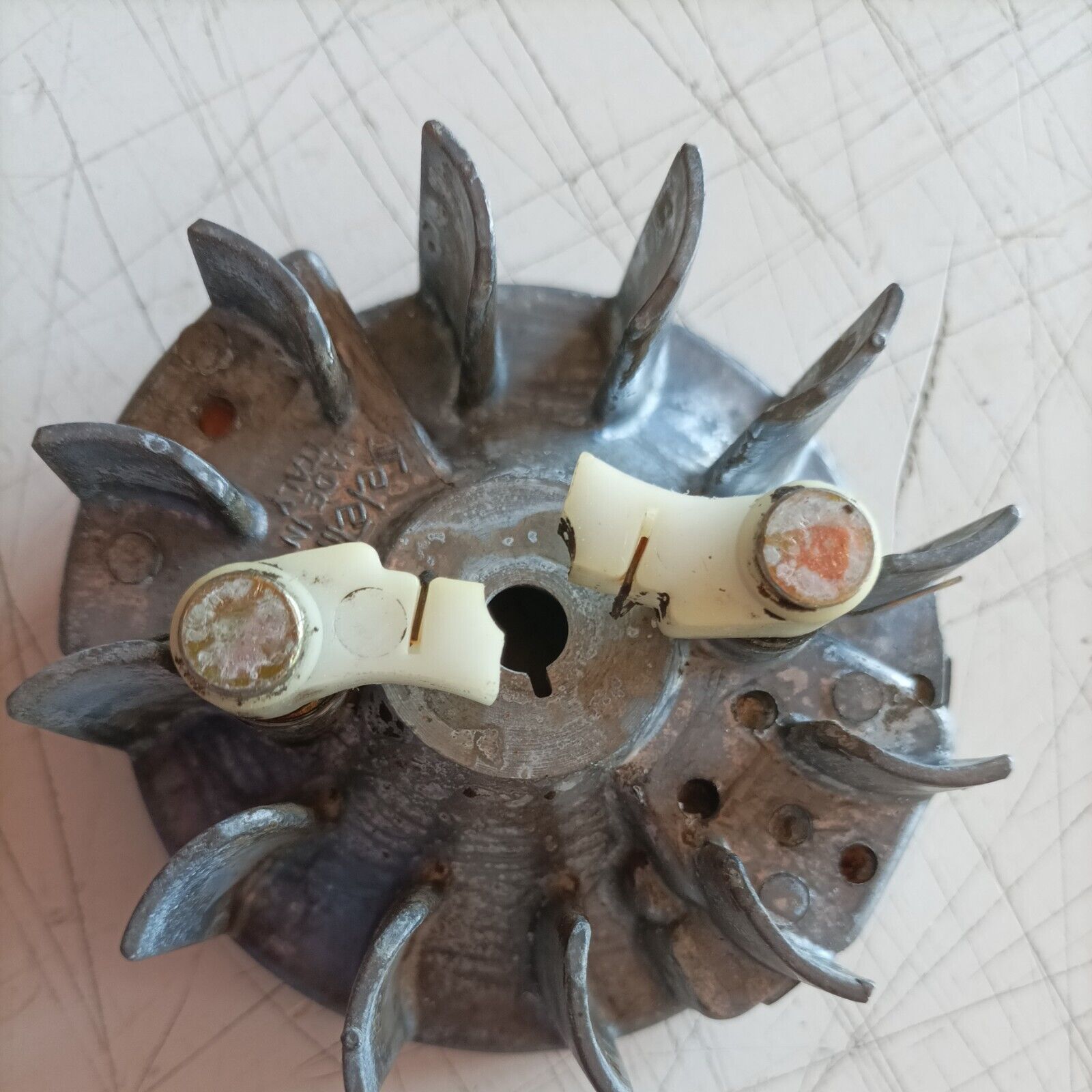 VOLANO MAGNETICO PER MOTOSEGA EMAK OLEO MAC 935 DF EFCO 134 135 ricambi usati