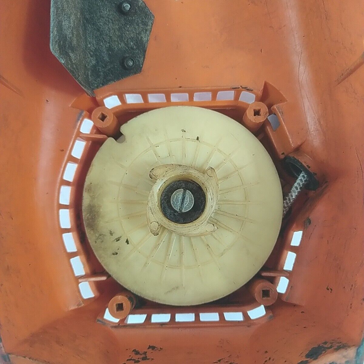 Ricambio usato COPERCHIO DI AVVIAMENTO A STRAPPO per DECESPUGLIATORE EMAK EFCO