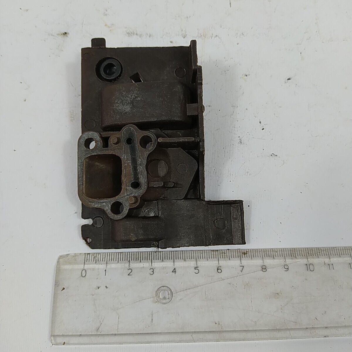 FLANGIA COLLETTORE CARBURATORE per motosega OLEOMAC 240 ricambi usati