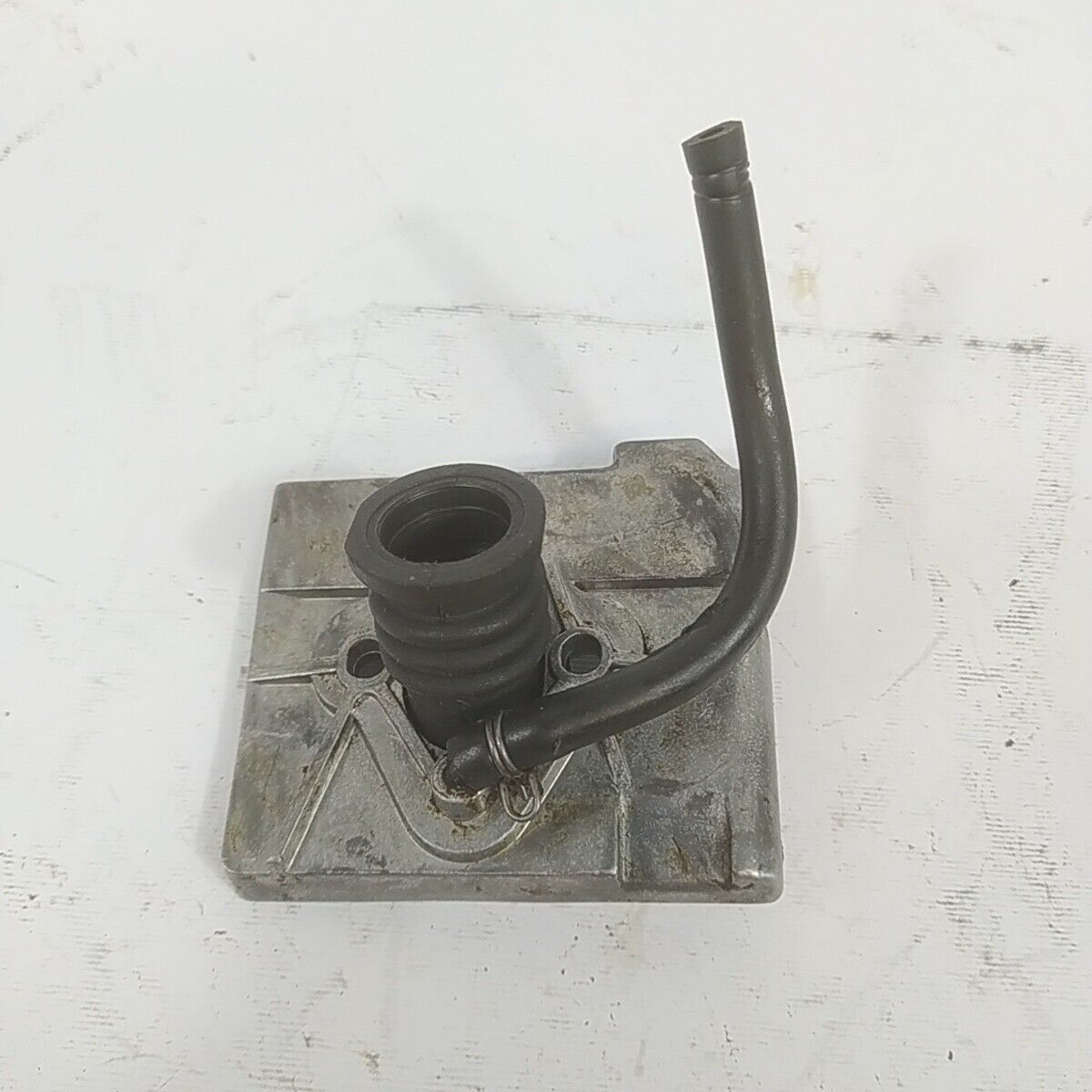 ricambio per motosega CASTOR ALPINA 450 FLANGIA COLLETTORE CARBURATORE usato