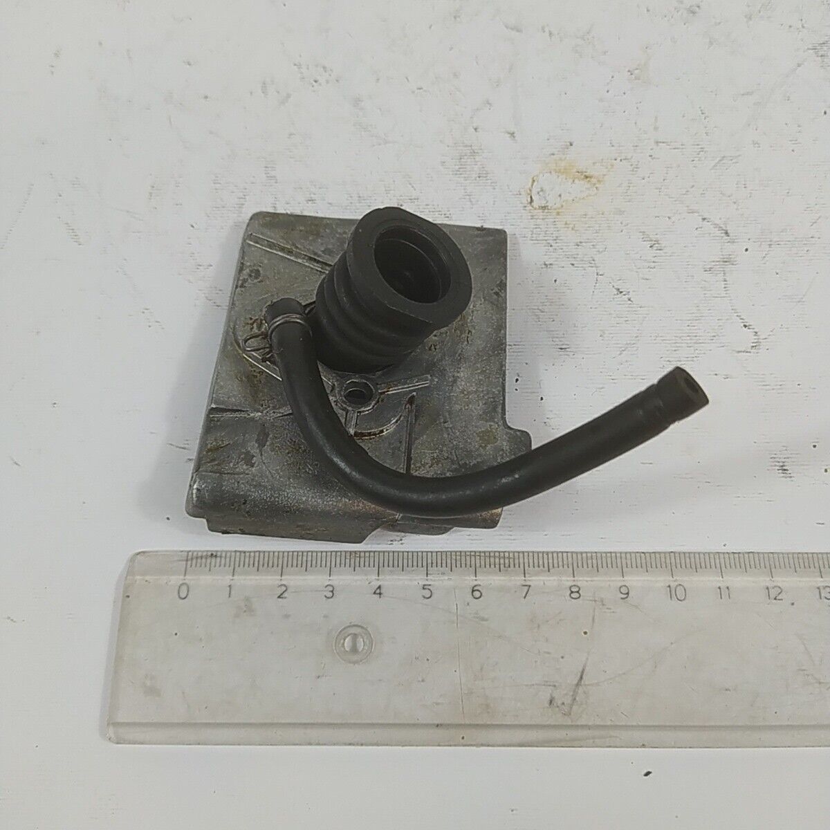 ricambio per motosega CASTOR ALPINA 450 FLANGIA COLLETTORE CARBURATORE usato