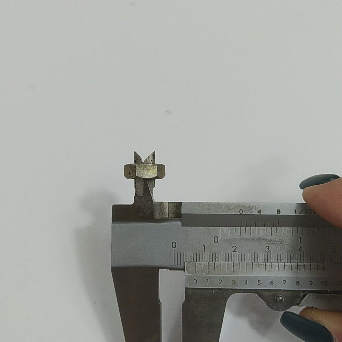 Ricambio usato DADO BULLONI FERMO ALBERO MOTORE decespugliatore MITSUBISHI T200