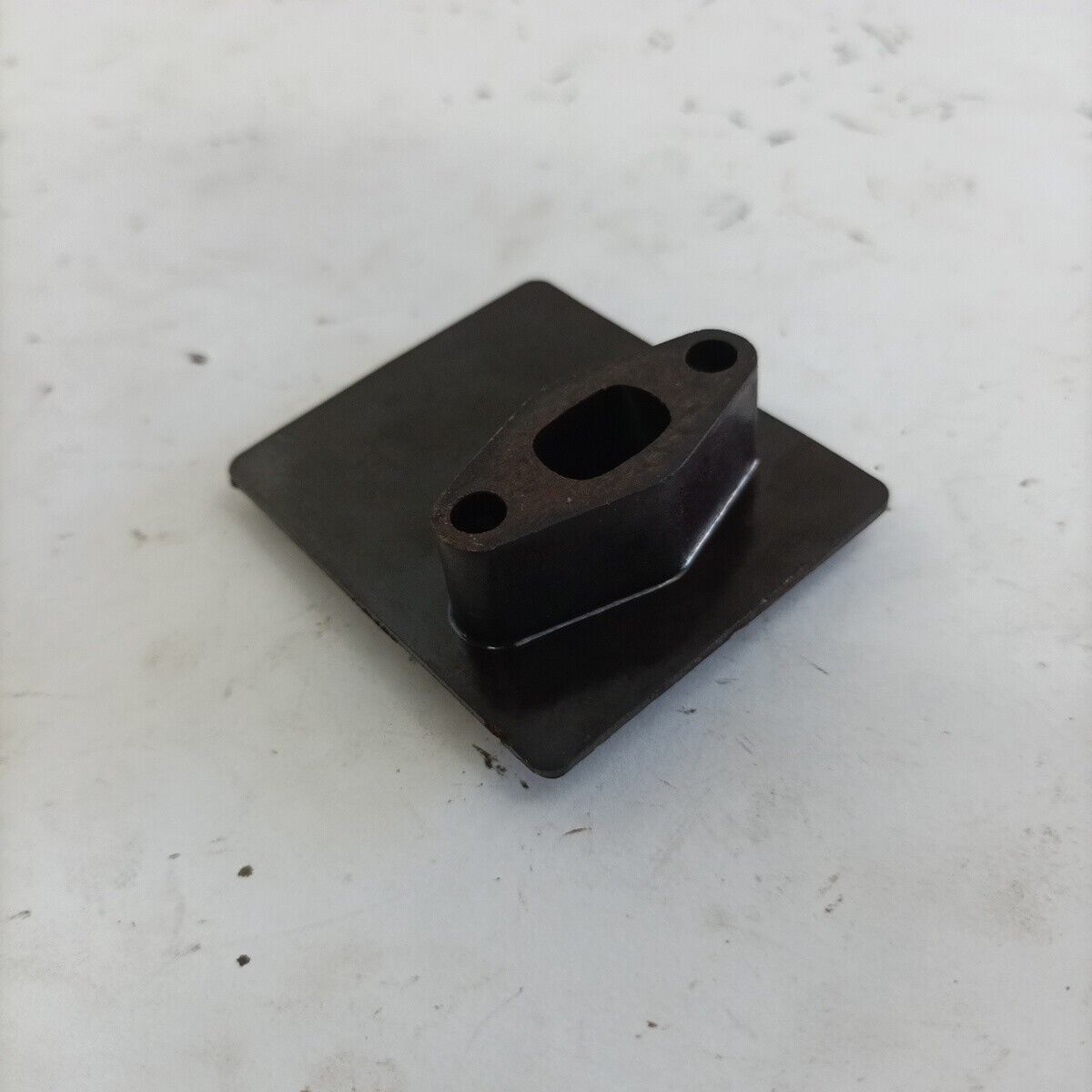 ricambio FLANGIA COLLETTORE CARBURATORE usato per decespugliatore KAWASAKI TD 33