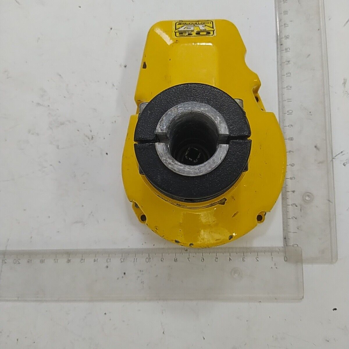 Ricambio SUPPORTO CAMPANA FRIZIONE usato DECESPUGLIATORE MCCULLOCH GT 50