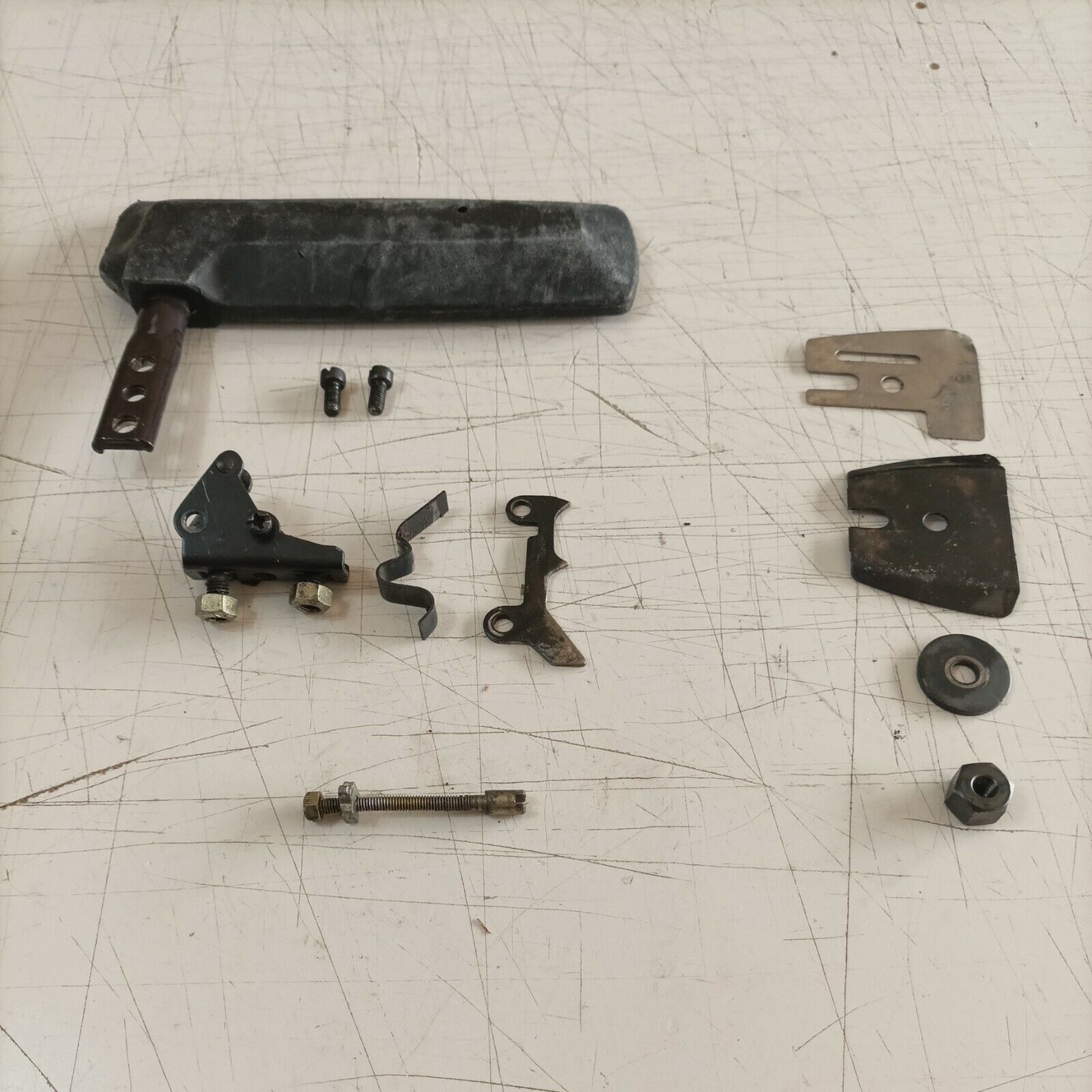 MANIGLIA BLOCCO FRIZIONE E REGISTRO ORIGINALE PER MOTOSEGA CASTOR 330 ANTIVIB