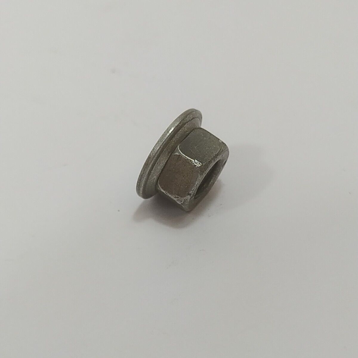 Ricambio per decespugliatore EFCO 8250 DADO ALBERO MOTORE LATO VOLANO usato