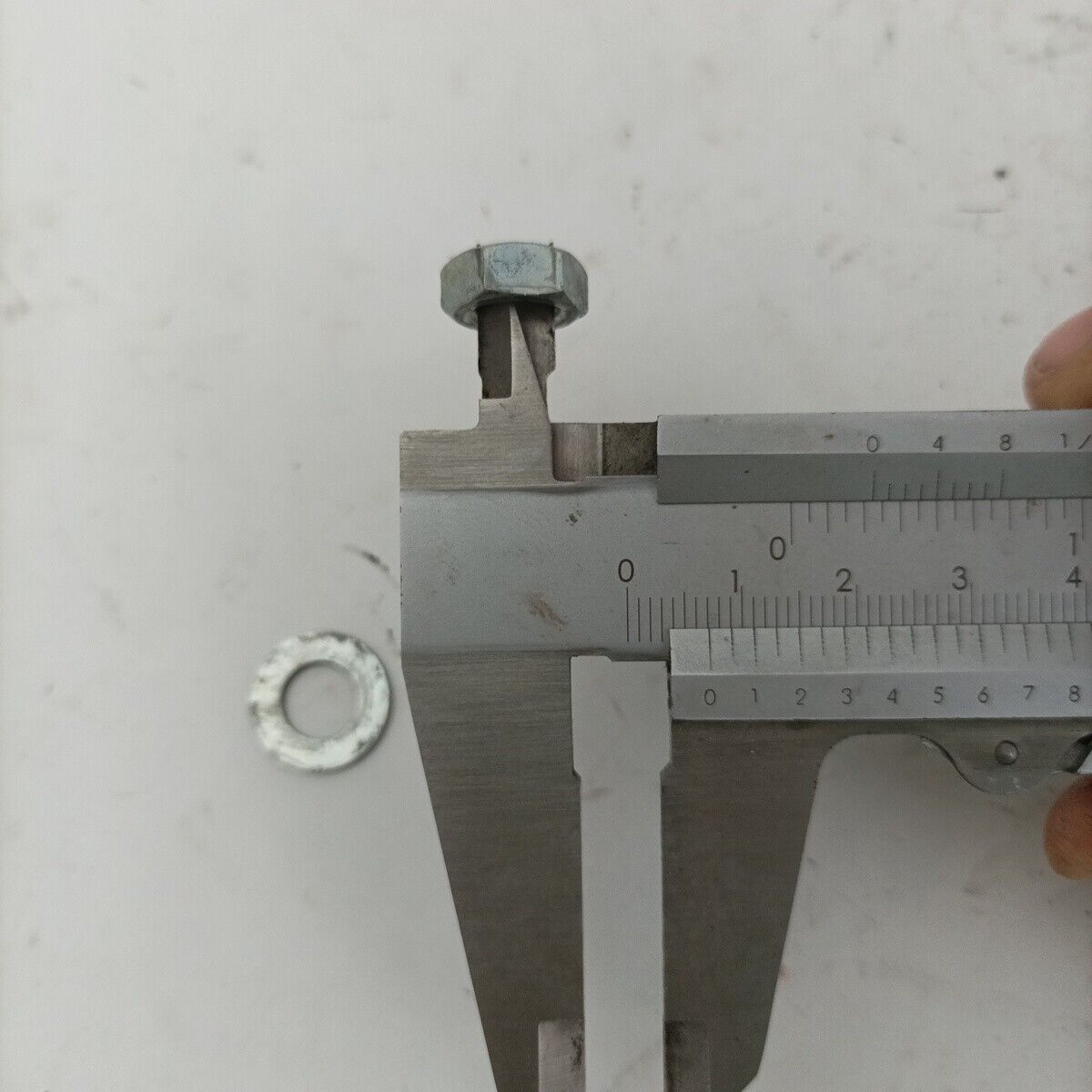 ricambio DADO BULLONE ALBERO MOTORE usato per decespugliatore KAWASAKI TD 33