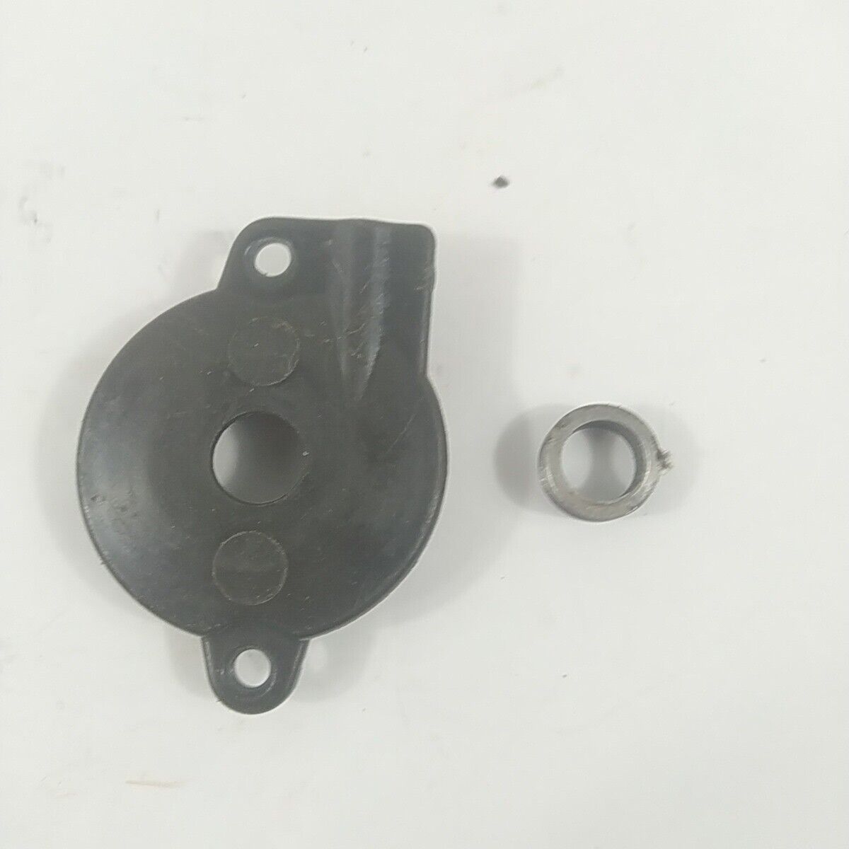 Ricambio COPERCHIO POMPA OLIO CON VITE SENZA FINE PER MOTOSEGA POULAN usato
