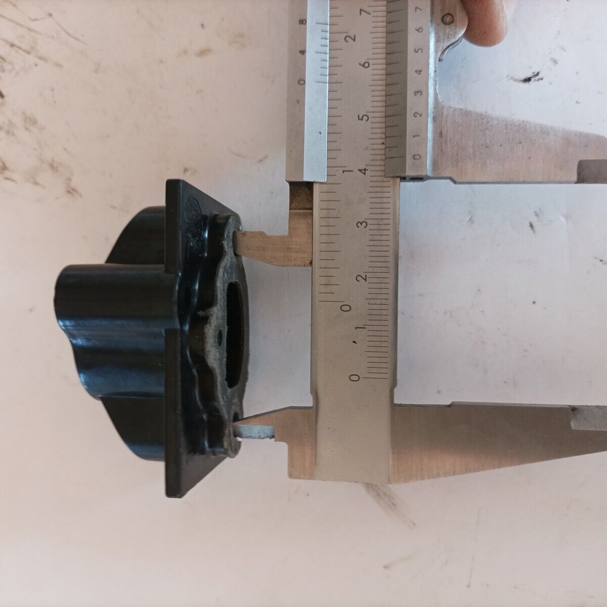 Ricambio FLANGIA COLLETTORE ASPIRAZIONE CARBURATORE DECESPUGLIATORE ALPINA usato