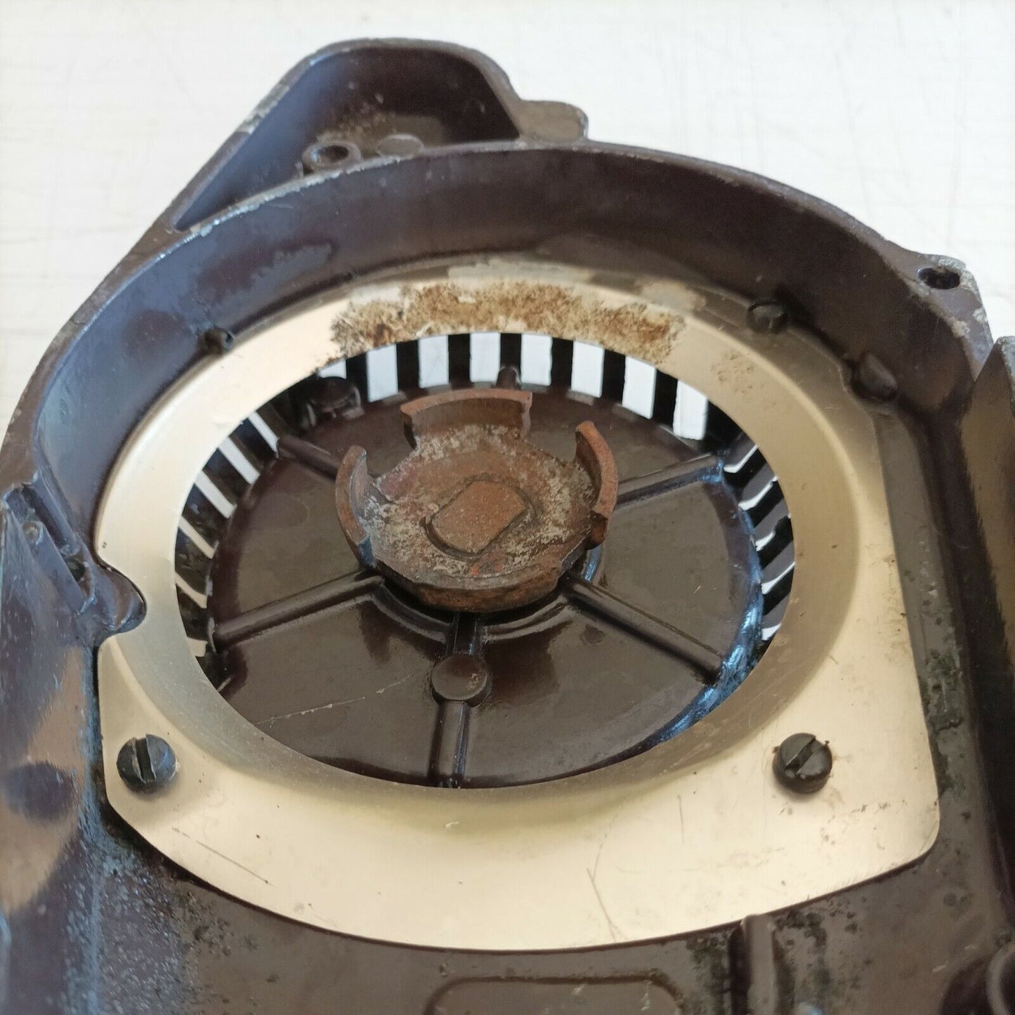 COPERCHIO AVVIAMENTO TRASCINATORE COMPLETO PER MOTOSEGA CASTOR ALPINA 55  65
