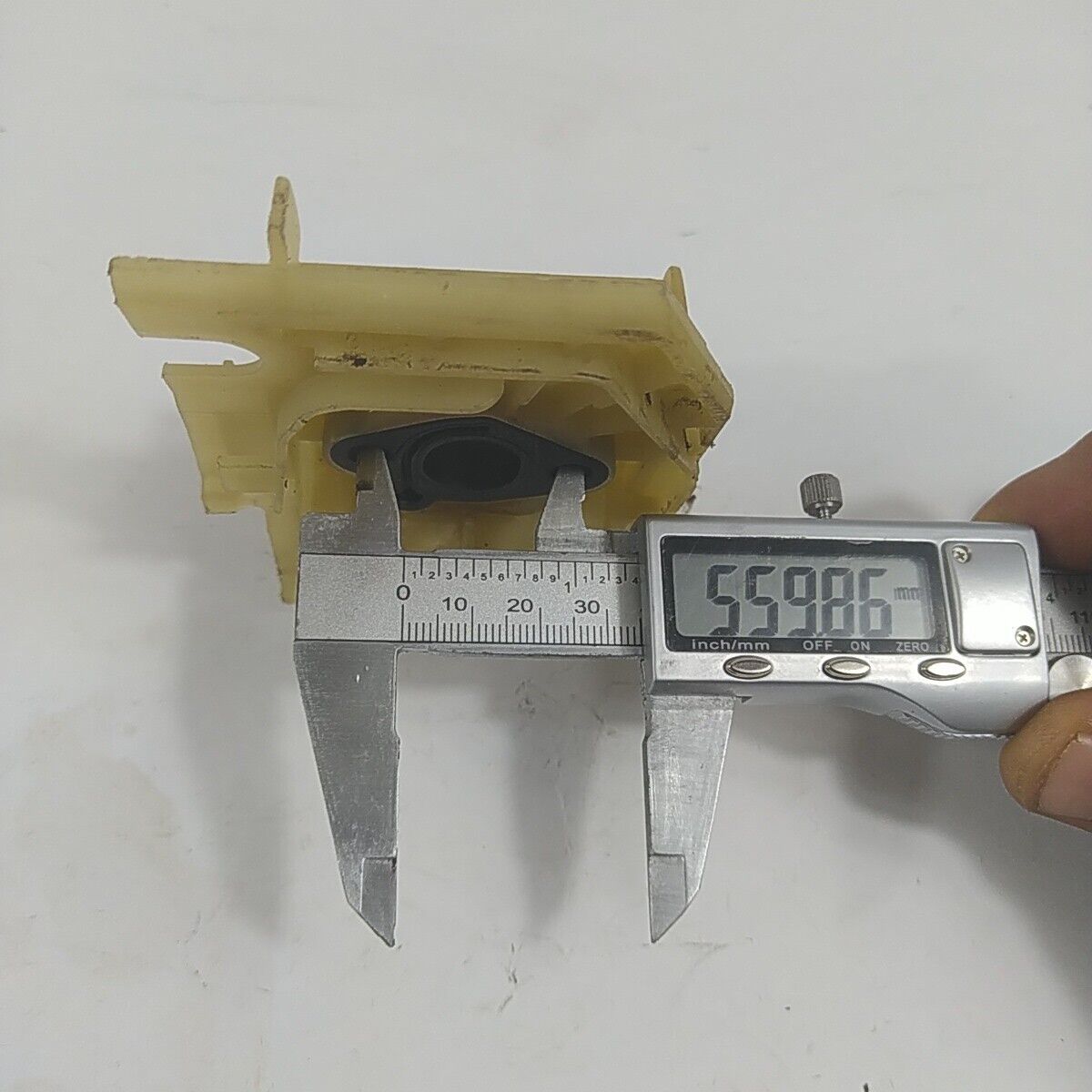 Ricambio COLLETTORE RACCORDO flangia CARBURATORE PER MOTOSEGA POULAN usato