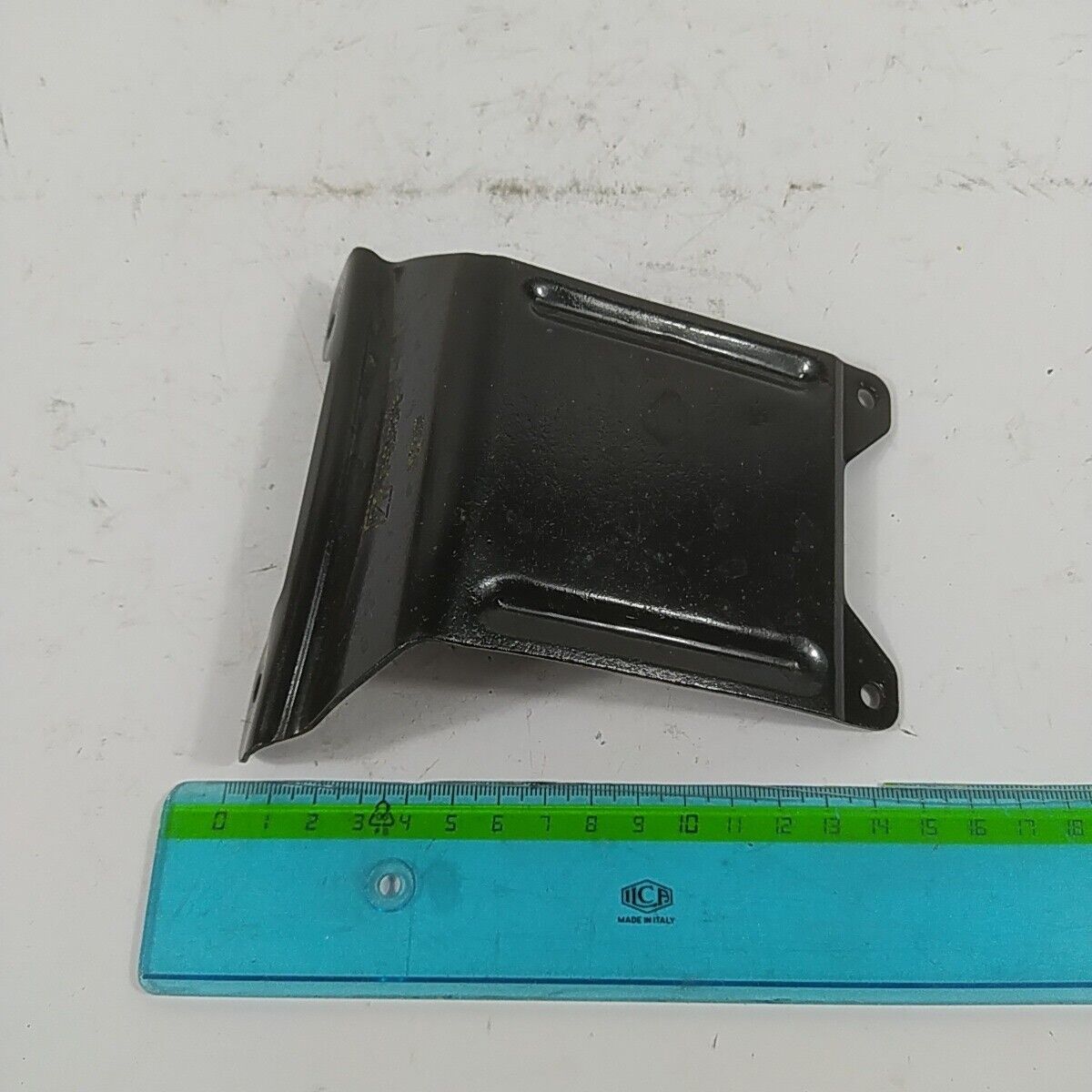 ricambio STAFFA SERBATOIO BENZINA Per motosega ALPINA PROF 70 usato cod. 4122180