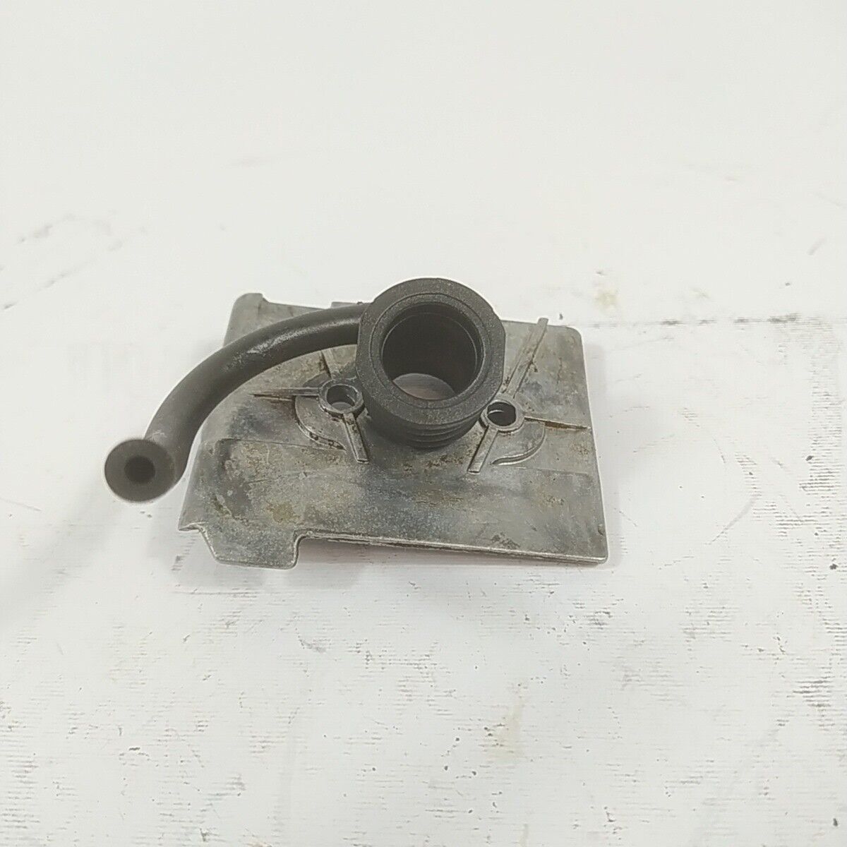 ricambio per motosega CASTOR ALPINA 450 FLANGIA COLLETTORE CARBURATORE usato