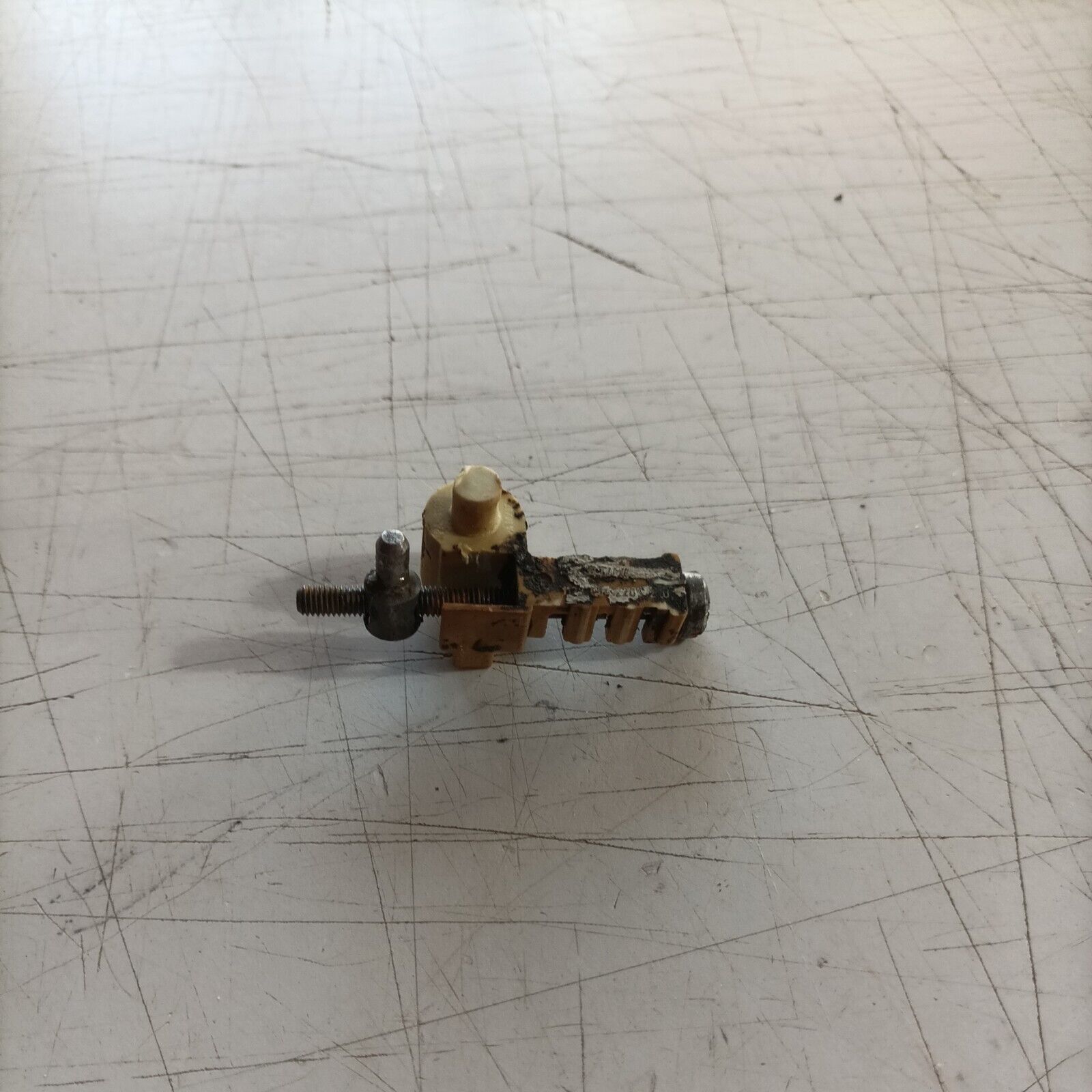 REGISTRO TENDI TENSIONATORE CATENA PER MOTOSEGA STIHL 018 / MS 170 180 017 usato