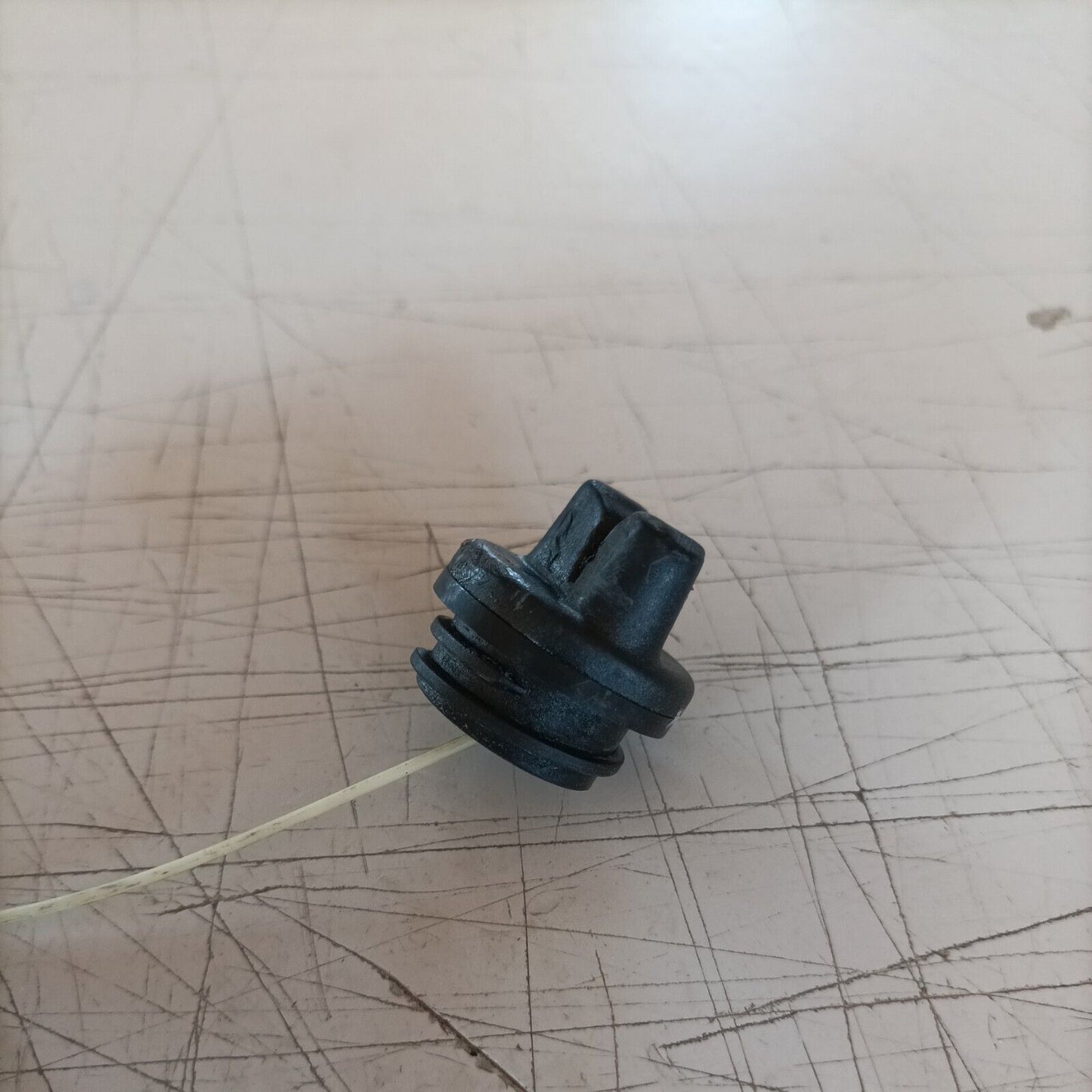 MOTOSEGA OLEO MAC 945 A TAPPO serbatoio OLIO DIAMETRO 2,5 CM ricambi usati