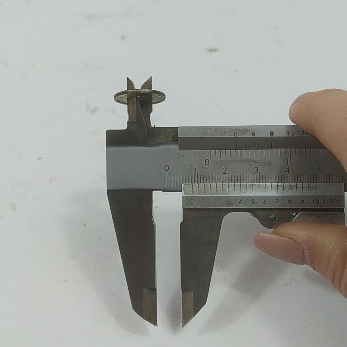 Ricambio per motosega CASTOR ALPINA 450 DADO BULLONE VOLANO DI AVVIAMENTO Usato