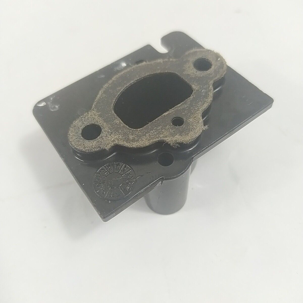 Ricambio FLANGIA COLLETTORE ASPIRAZIONE CARBURATORE DECESPUGLIATORE ALPINA usato