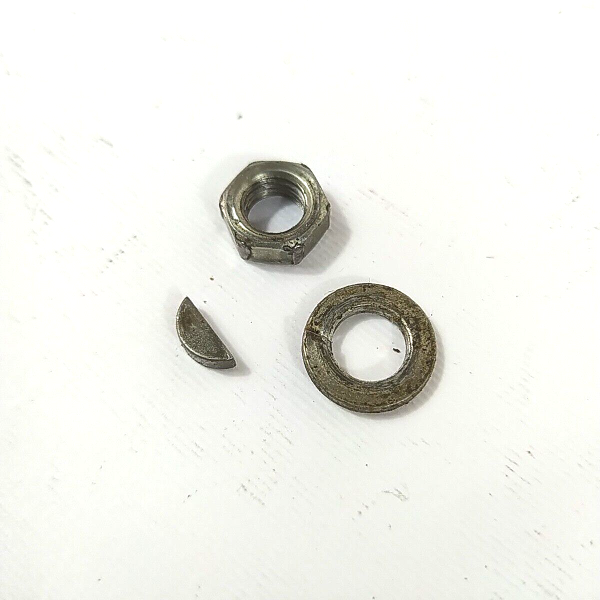 Ricambio DECESPUGLIATORE kawasaki kt 17 DADO BULLONE FERMO VOLANO ALBERO usato