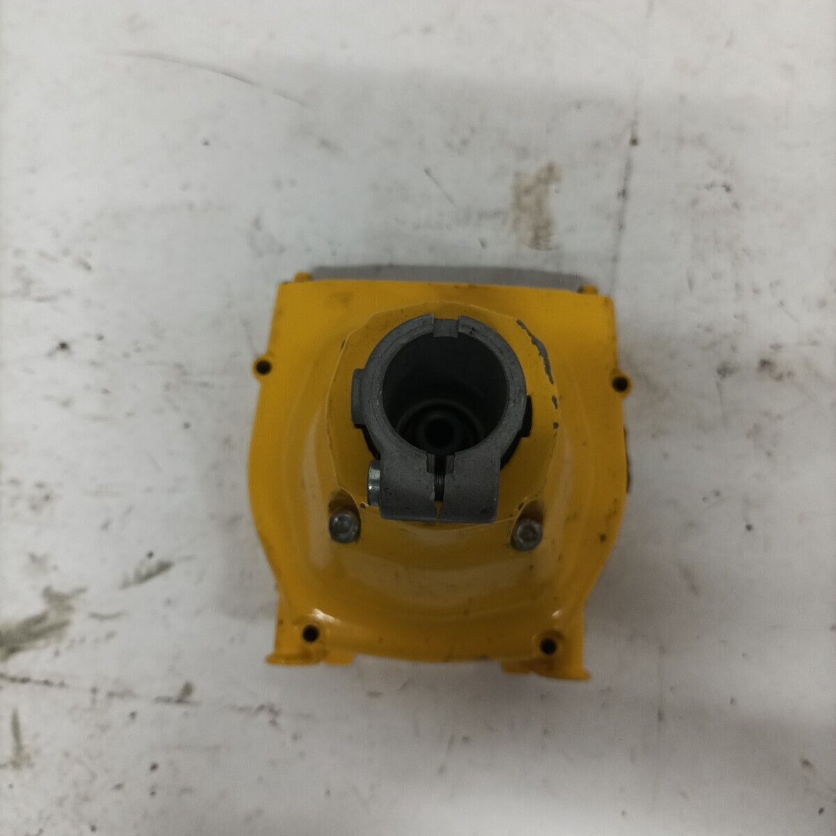 Ricambio supporto CAMPANA FRIZIONE usato decespugliatore EMAK DYNAMAC DB 30 L