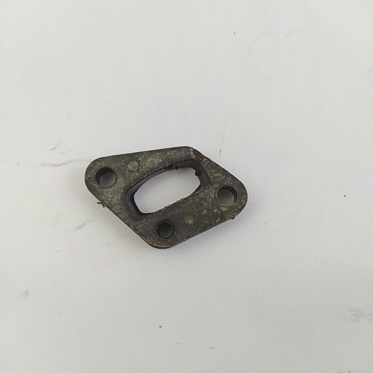 Ricambio FLANGIA RACCORDO CARBURATORE usato per decespugliatore MARUYAMA EA 320