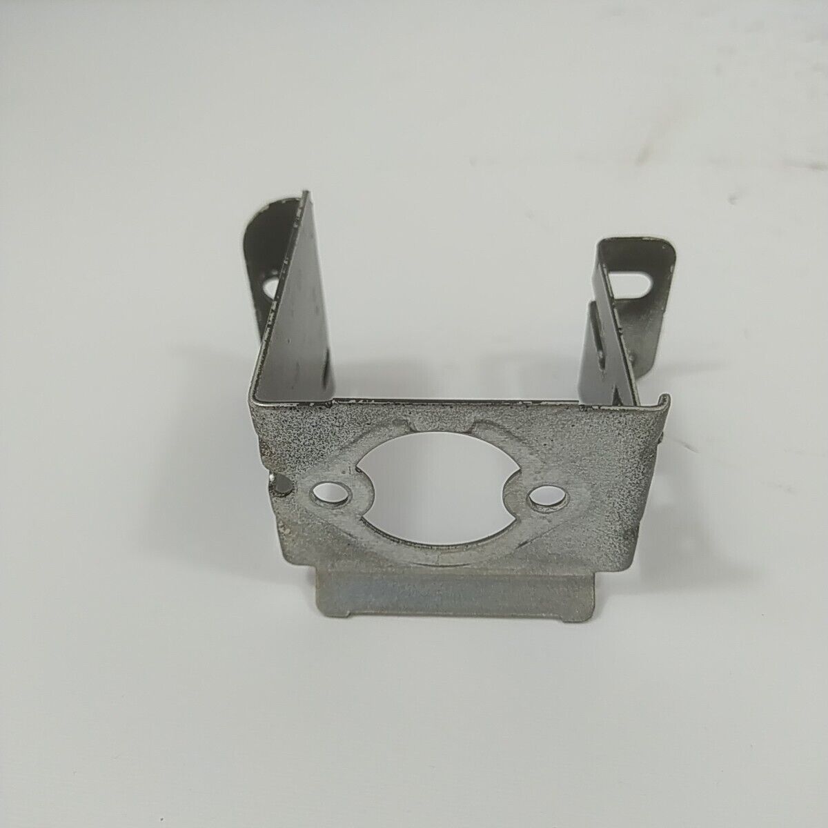 Ricambi STAFFA SUPPORTO CARBURATORE per tosaerba Briggs & Stratton 675 EXi usati