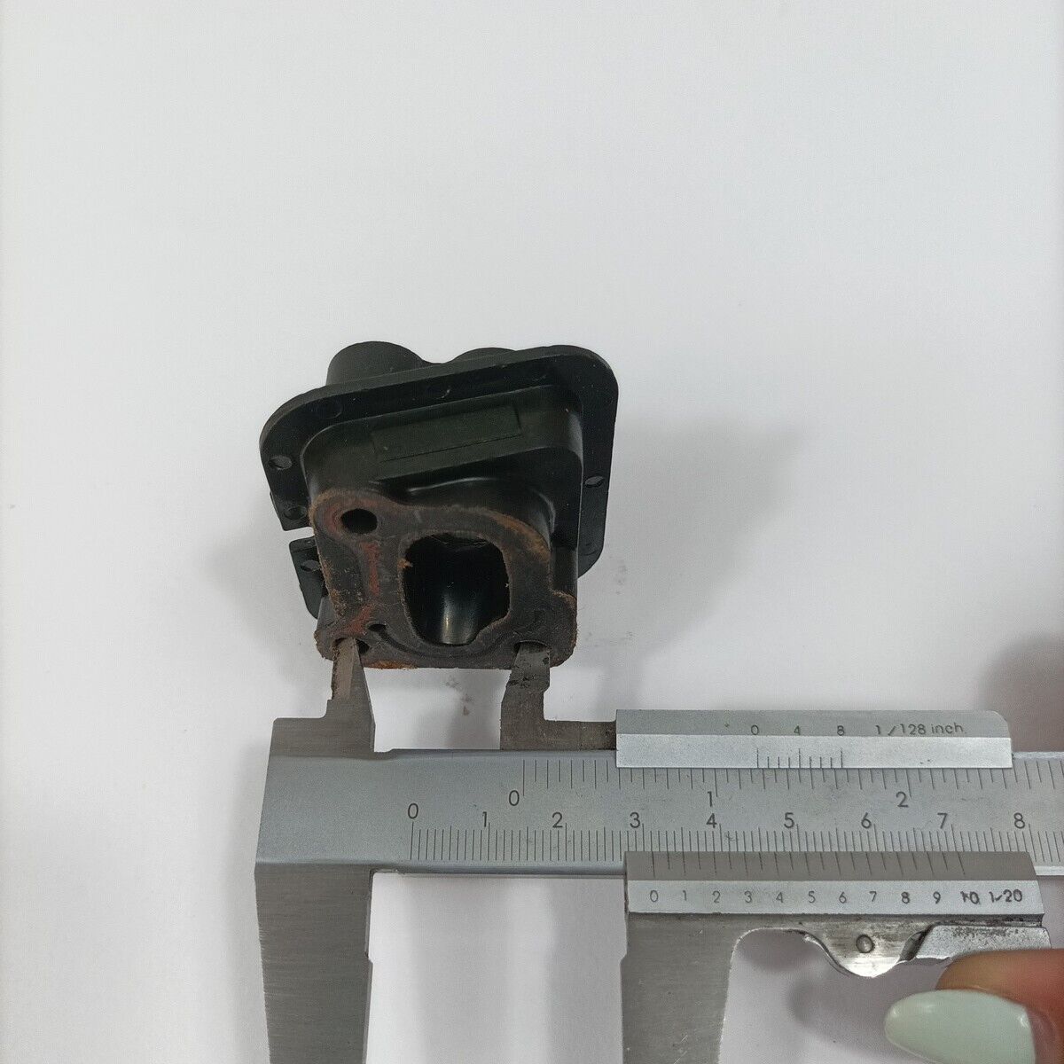 Ricambio usato FLANGIA COLLETTORE CARBURATORE per motosega DOLMAR 116 si